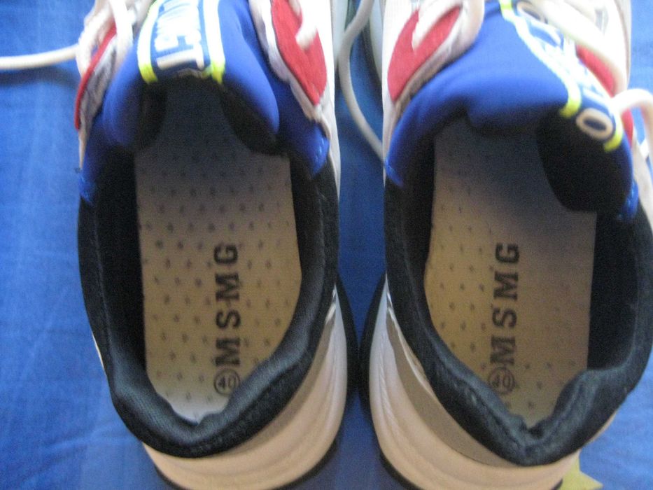 Продавам дамски спортни маратонки