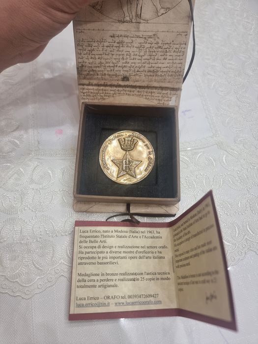 Медальон бронзовый