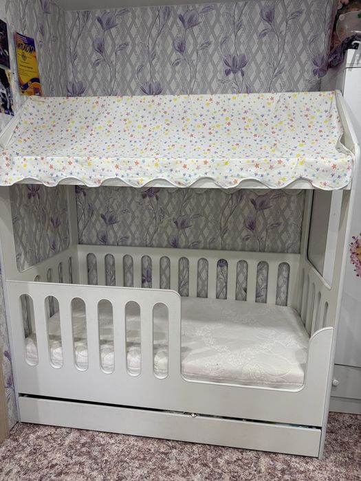 Детская кровать, в виде домика……..