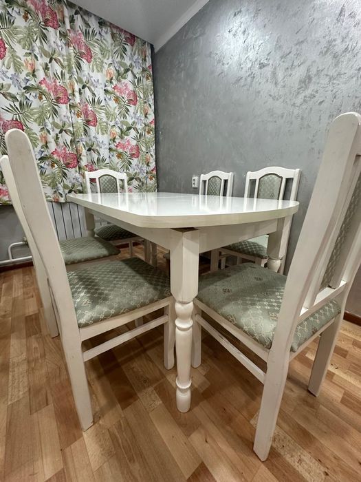 Продаю стол с стульями