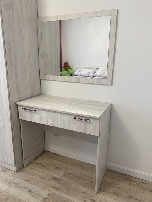 Дамский туалетный столик и зеркало