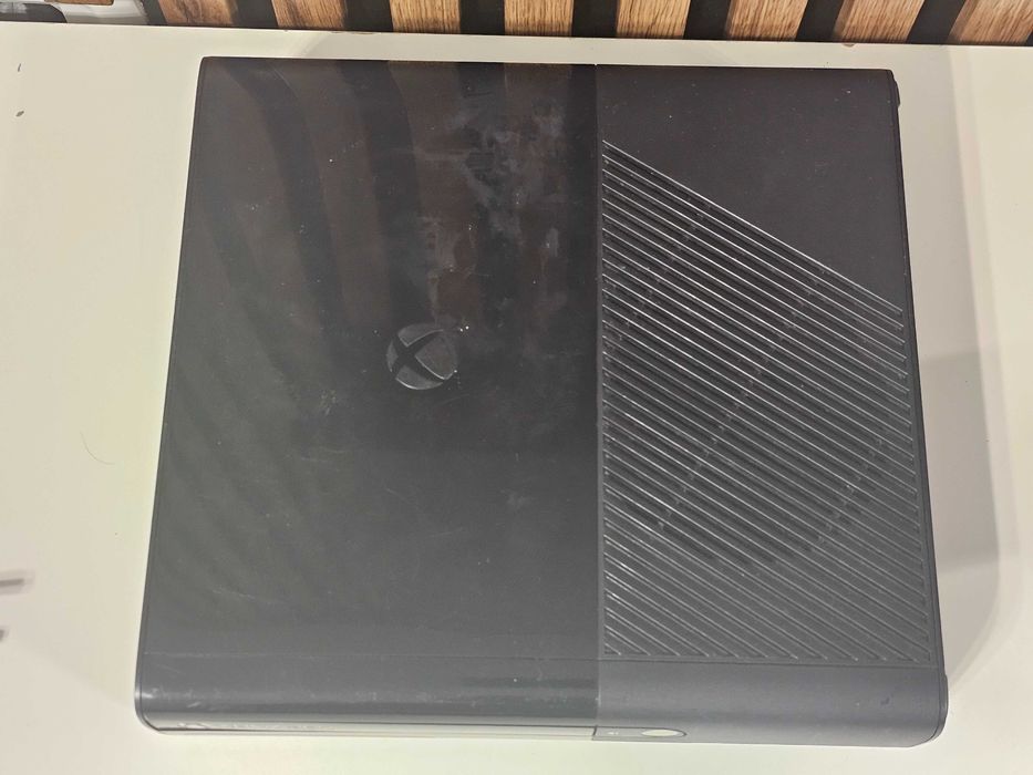 Xbox 360 E 500GB Kinekt + 3 jocuri