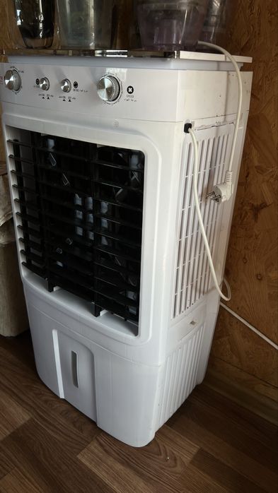 Напольный кондиционер, находится в плматы