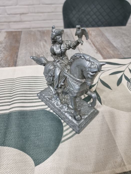 Метална статуетка