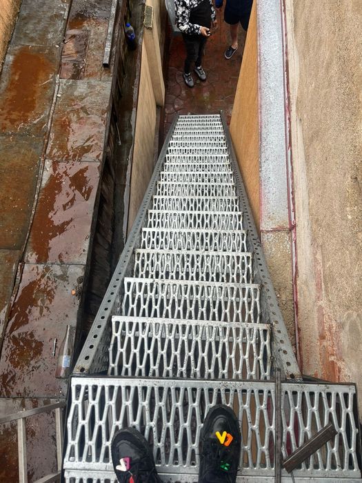 Confectionam scarii metalice zincate exterioare și pentru incendii , platforme, podete si balustrazi profesionale la cererea clientului . Asiguram tra