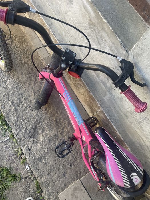 Vând trei biciclete - două pentru adulți, una pentru copilași