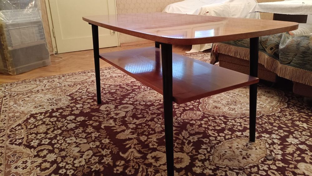 Холна маса, ретро. Лакиран и полиран фурнир, заоблени ъгли на плота.