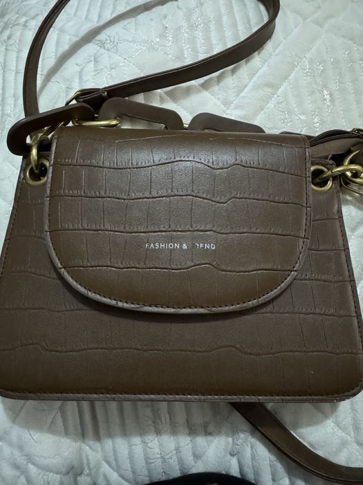 Сумка коричневого цвета.