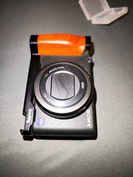 Фотоапарат за влогинг Sony ZV-1 с L грип/бракет SmalRig и екстри