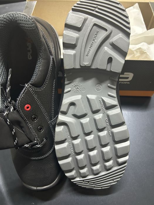 Чисто нови работни обувки !!!