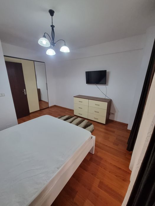Ofer spre închiriere apartament cu 3 camere