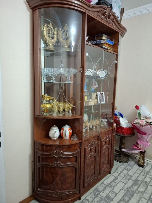 Gorka va stol va 12 ta stul bilan komplekt