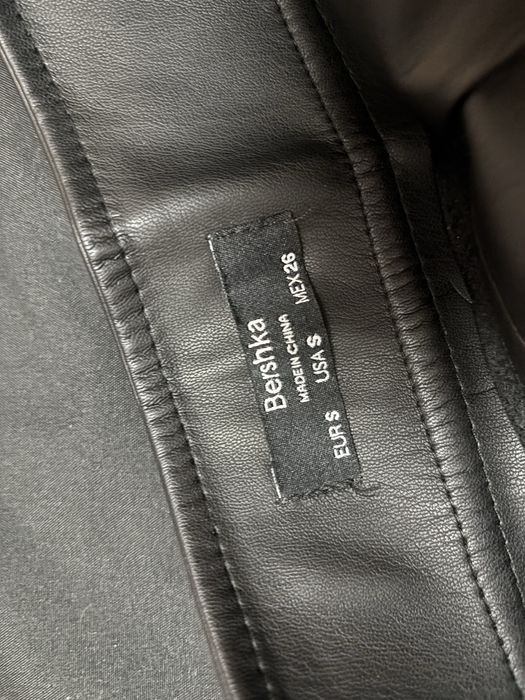 Кожена черна пола.