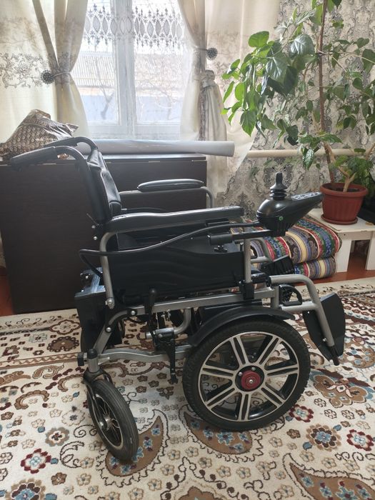 Электрическая инвалидная коляска