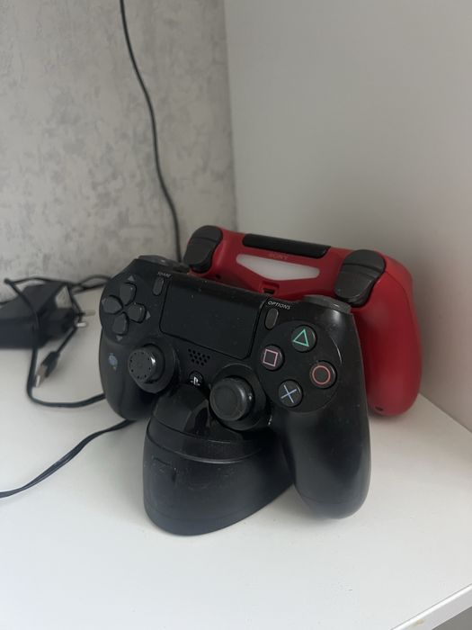 Продам PlayStation 4  pro 1 ТБ + 2 геймпада + 5 игр