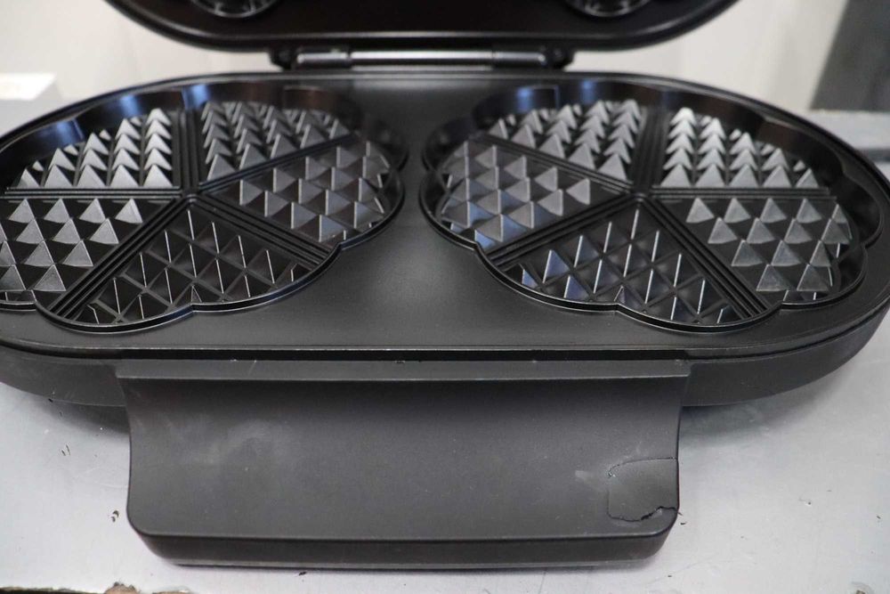 Гофретник Severin Double Waffle Maker, леко спуката и залепена дръжка