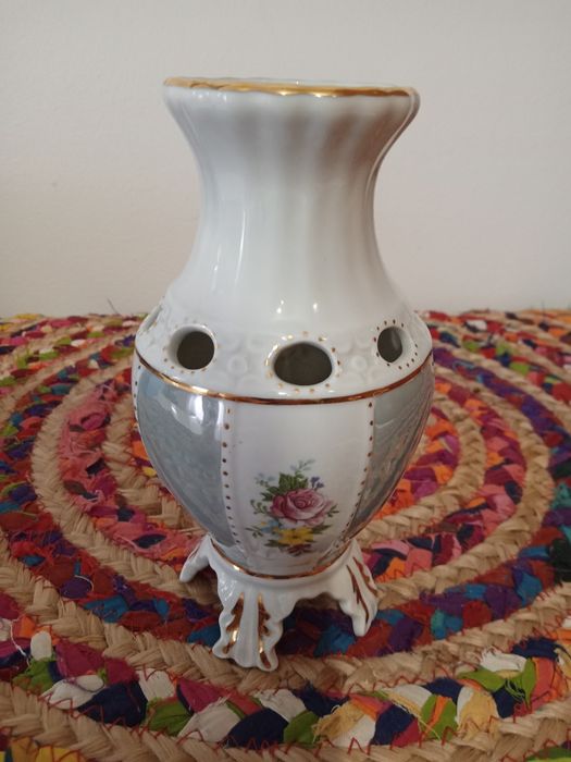 Vază realizată manual cu inserții de aur