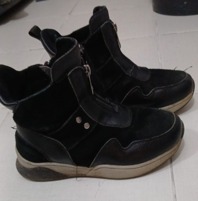 Сапожки детские отдам даром.