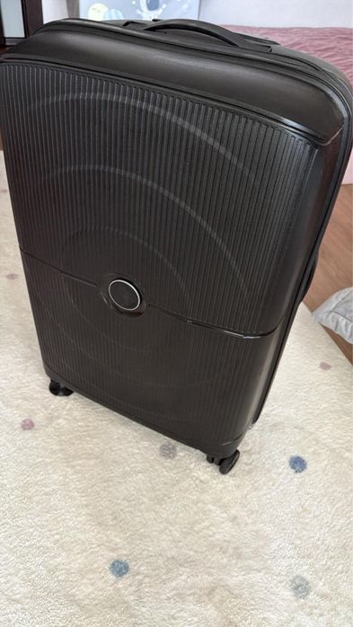 Продаю чемодан размер M