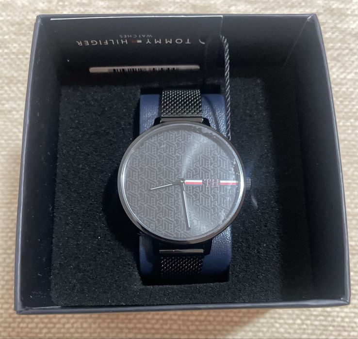 Дамски часовник с метална каишка