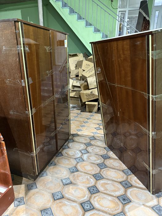 Два шкафа и две кровати