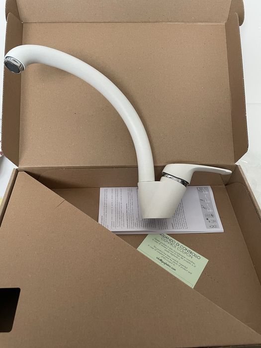 Бяла FAT мивка с десен плот и смесител