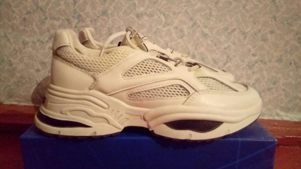 Кроссовки женские