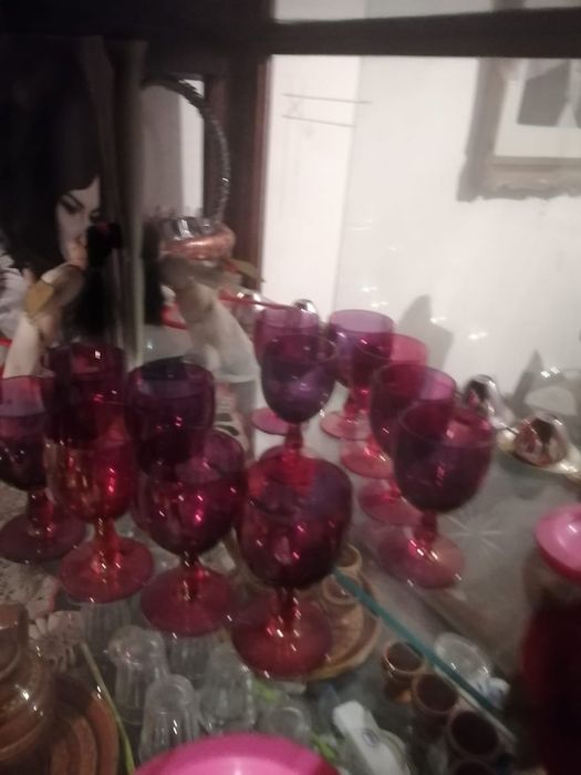 Bibelouri ,pahare si oglinda mare de perete,masina de scris veche.