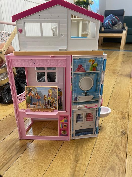 Căsuța Barbie + dressing Barbie