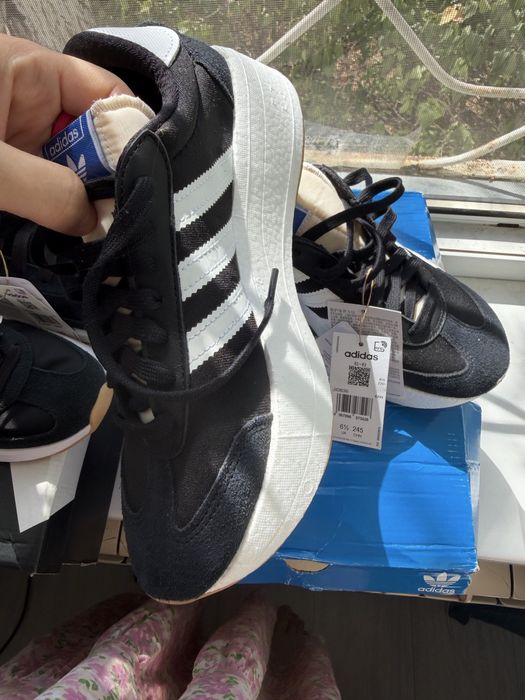 Срочно продам с кроссовки Adidas