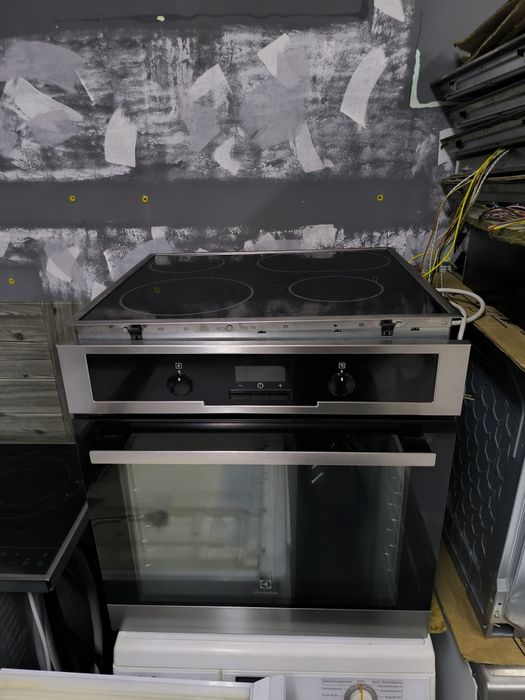 Фурна с котлони Electolux EOB5450AOX - 76 литра . Плавно затваряне на вратата.