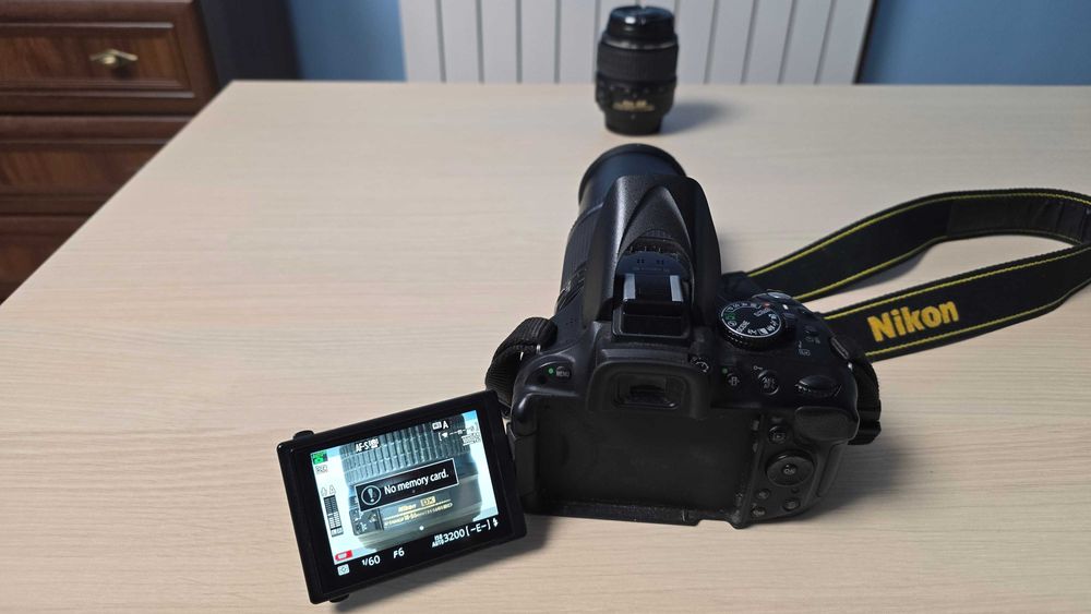 Nikon D5200 + obiectiv 18-55 Nikon + obiectiv 18-200 Tamron