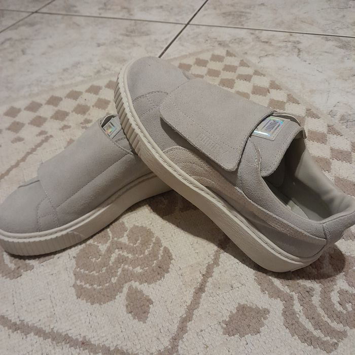 Tenesi gri din piele intoarsa, noi