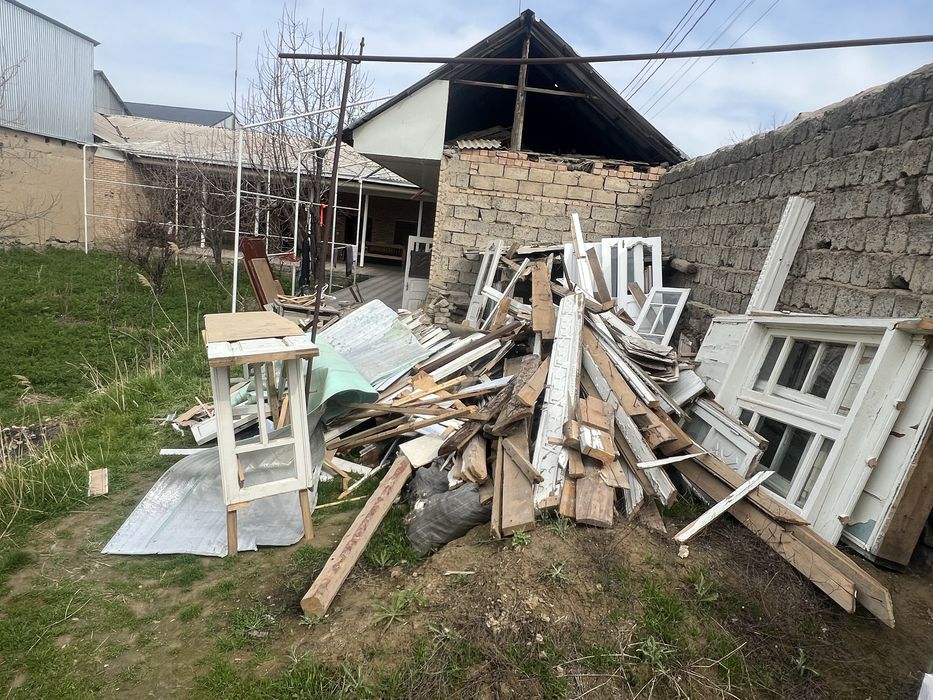 Эски тахтали эшик ва ромлар сотилади. Нархи келишилган ҳолда