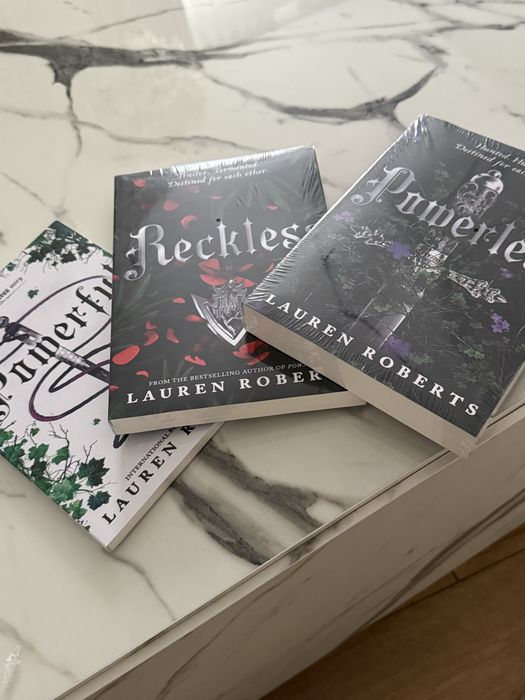 Продам комплект из 3 книг Лорен Робертс: