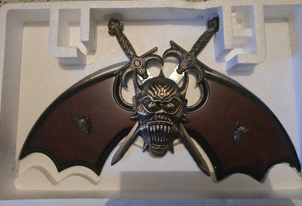 Герб за стена метален на дървена основа.