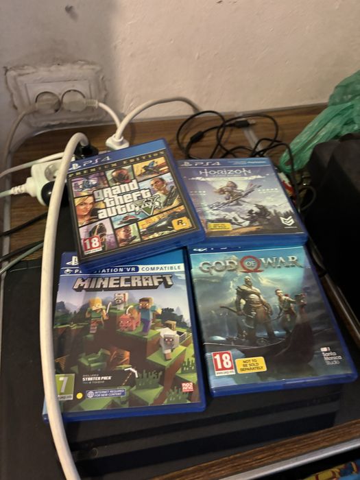 Playstation 4 със два джойстика и 9 бр. Игри