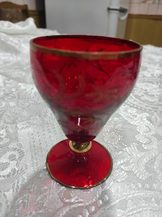 Продаются цветные Багамские рюмки,красные