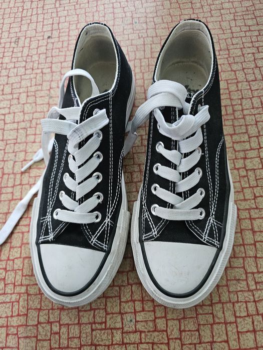 Tenisi negri ca noi talpa groasa