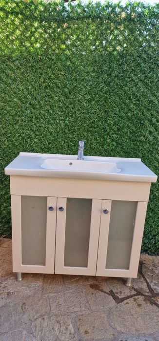 Шкаф за баня с мивка