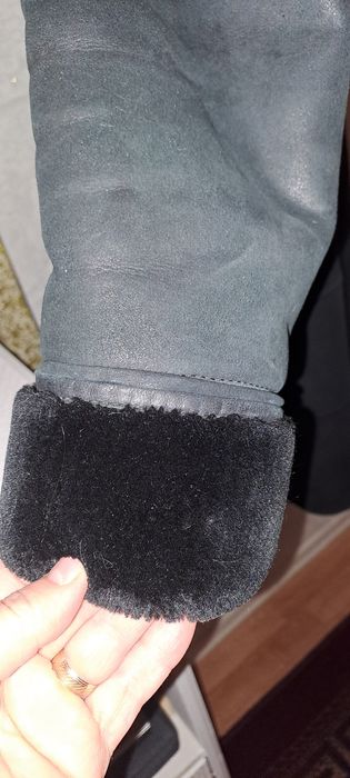 Дубленка с капюшоном и чернобуркой.