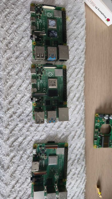 2 bucati de Raspberry Pi 4 Model B/4GB si o bucata de 3B+