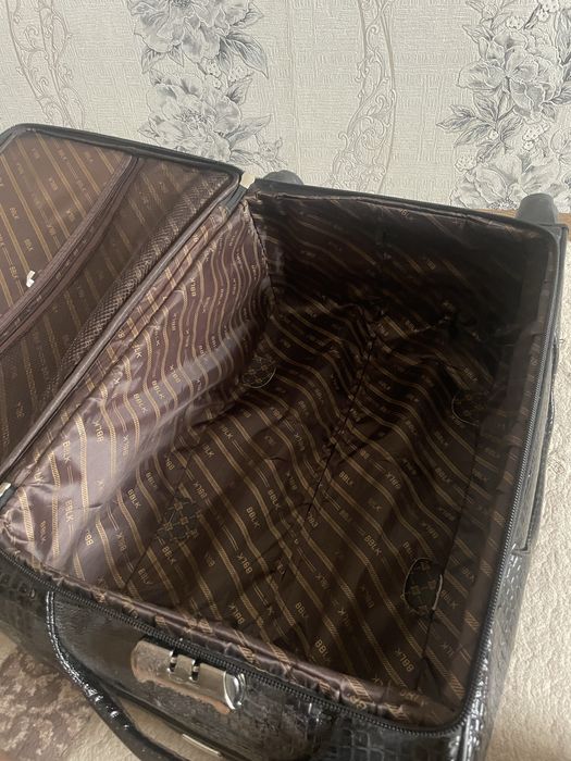 чемодан черного цвета