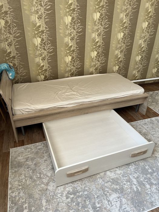 Гарнитур в спальню, пенал, компьютерный стол, и кровать с матрасом