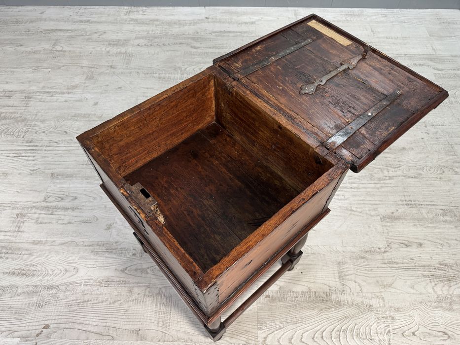 Антикварен шкаф сандък Р241