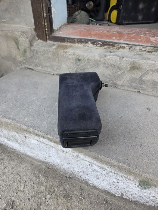 Подлокотник на Ауди 100 А6 С4 кузов.