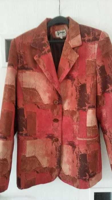 Елегантно бяло дамско яке и сако