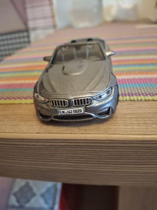 Vând BMW M4 de jucarie