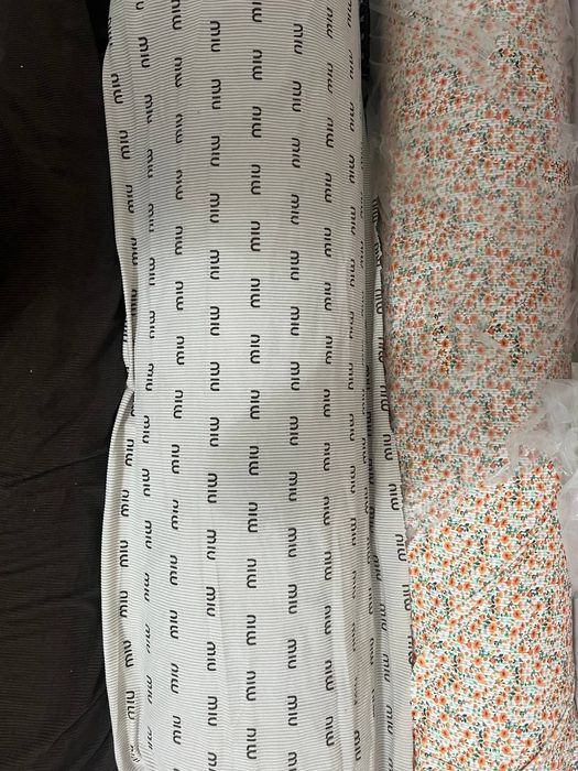 Продаются стол и ткани