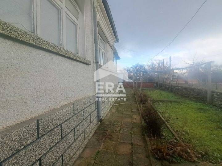 Къща със селскостопански постройки и масивен гараж в село Подвис